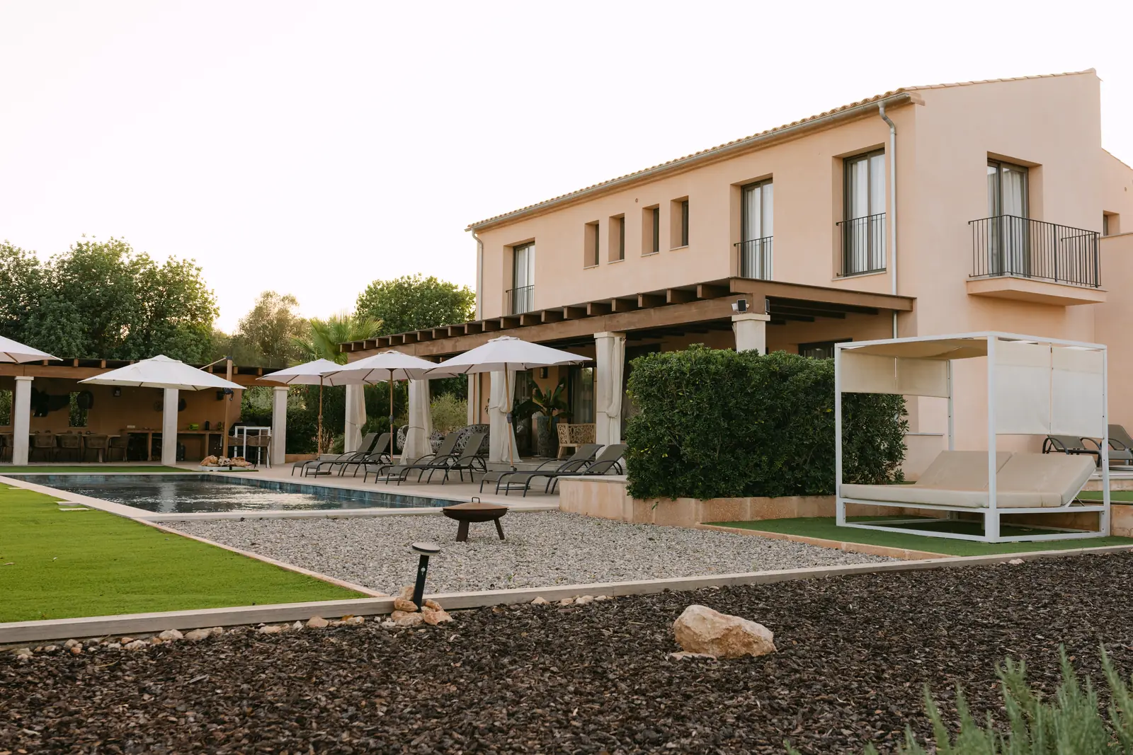 Beleuchteter Pool einer Vermietungsfinca am Abend