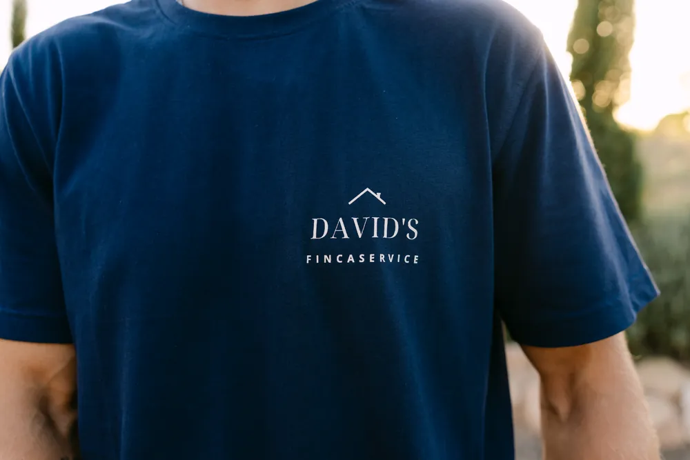 Arbeitskleidung mit dem Logo von David's Fincaservice