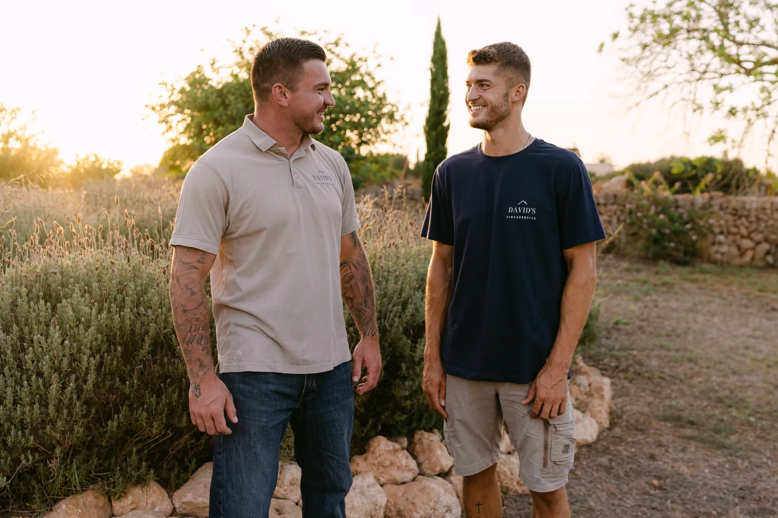 David und Adrian von David's Fincaservice an einer Finca