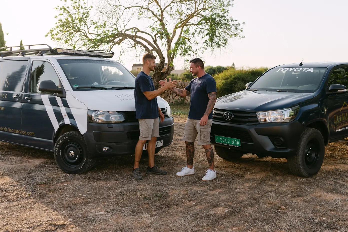 David Mosick und Adrian vor den Servicefahrzeugen
